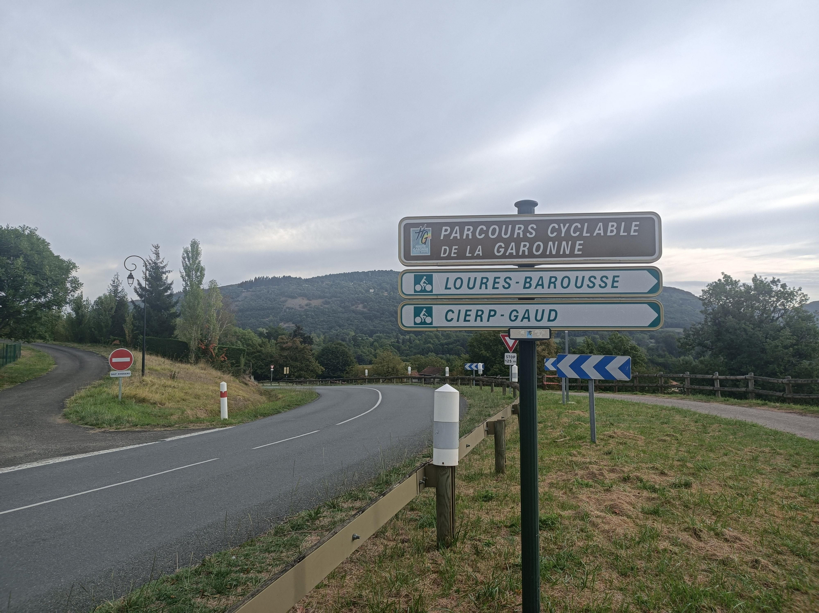 Salimos de la carretera D925 por el carril bici de la derecha.