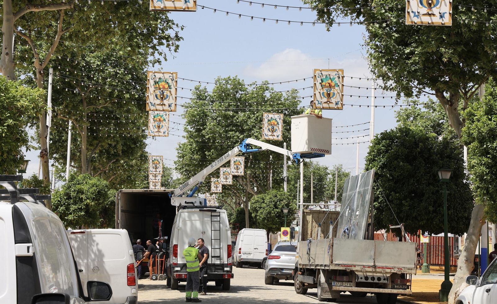 Montaje de la Feria tras el apagón