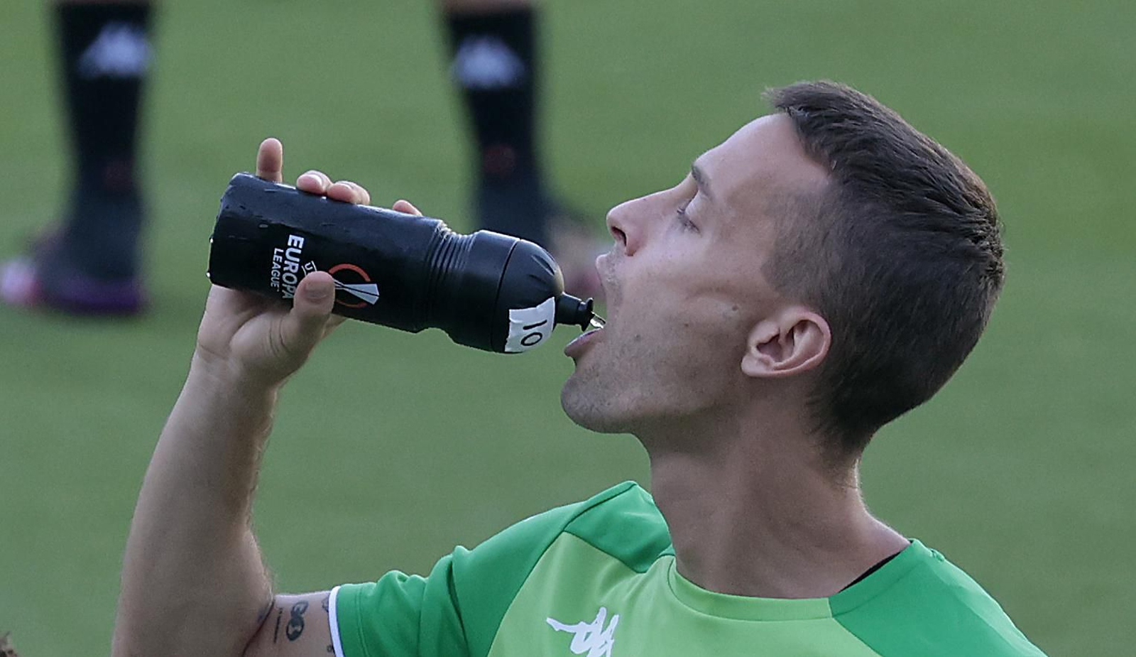 Sergio Canales se hidrata durante el entrenamiento.