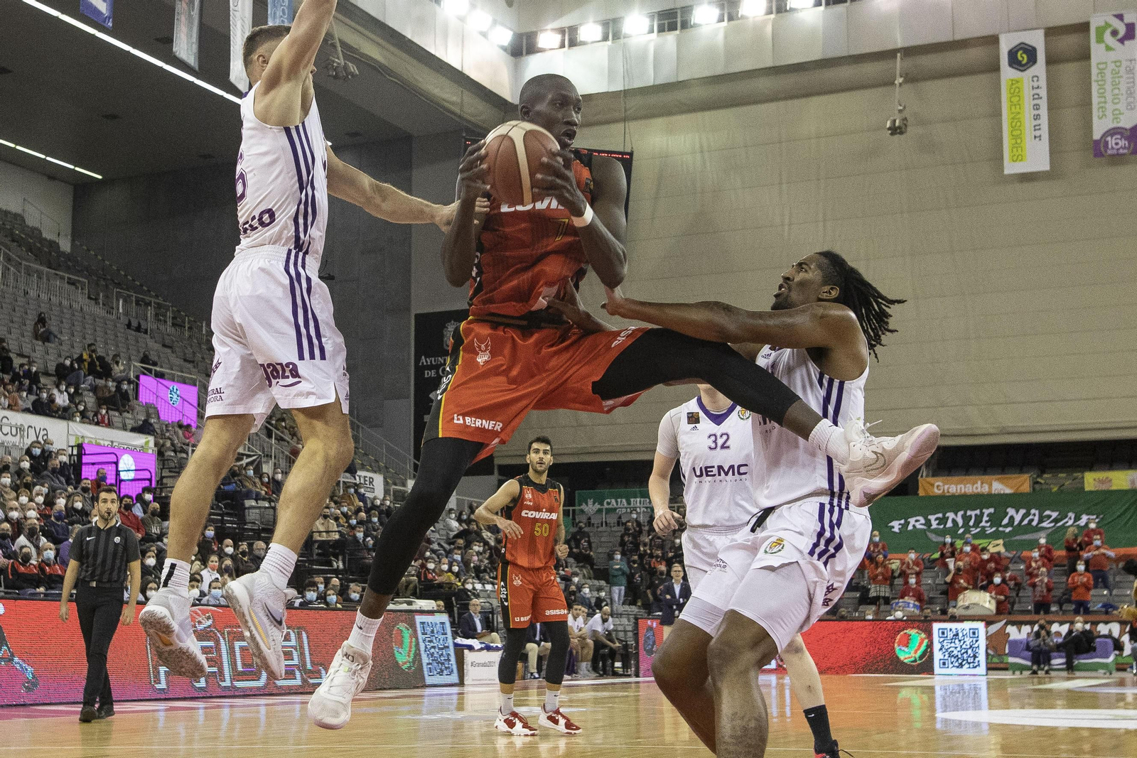 Niang atrapa un rebote ante la oposición de dos jugadores del Valladolid.