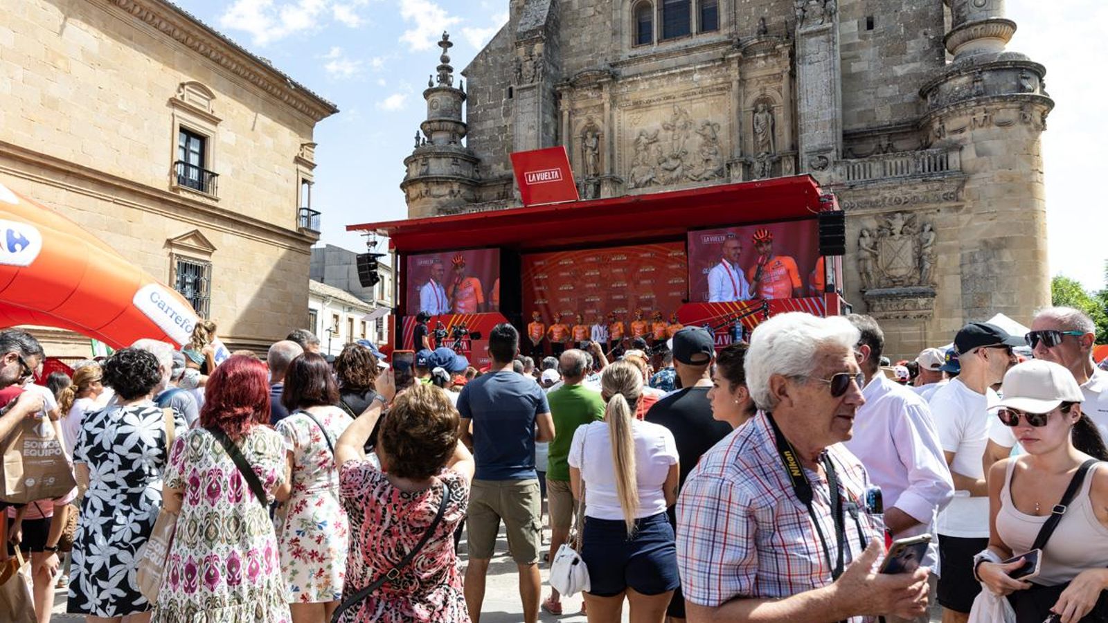 La salida de La Vuelta desde Úbeda, en imágenes
