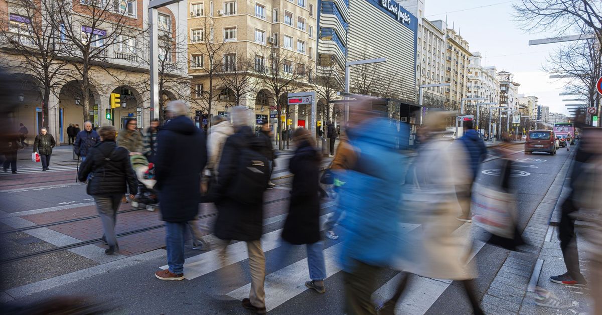 España supera los 49,5 millones de habitantes con más de 10 millones nacidos fuera