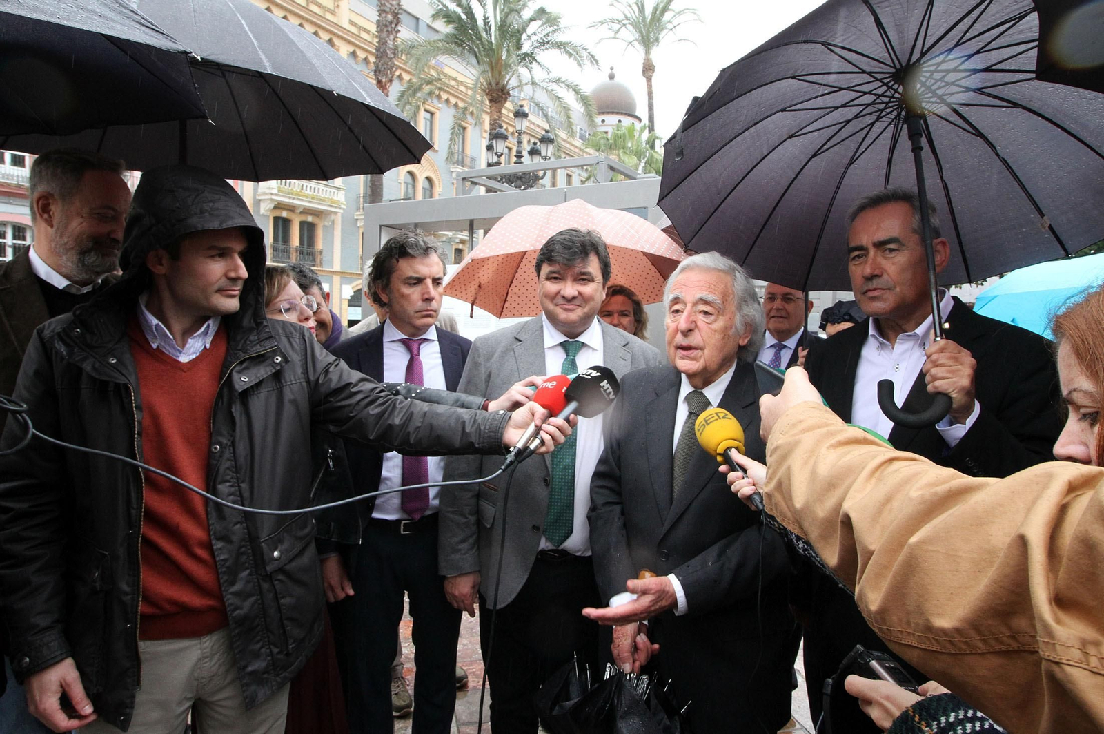 Latitudes, inauguración de la exposición colectiva en la Plaza de Las Monjas en imágenes