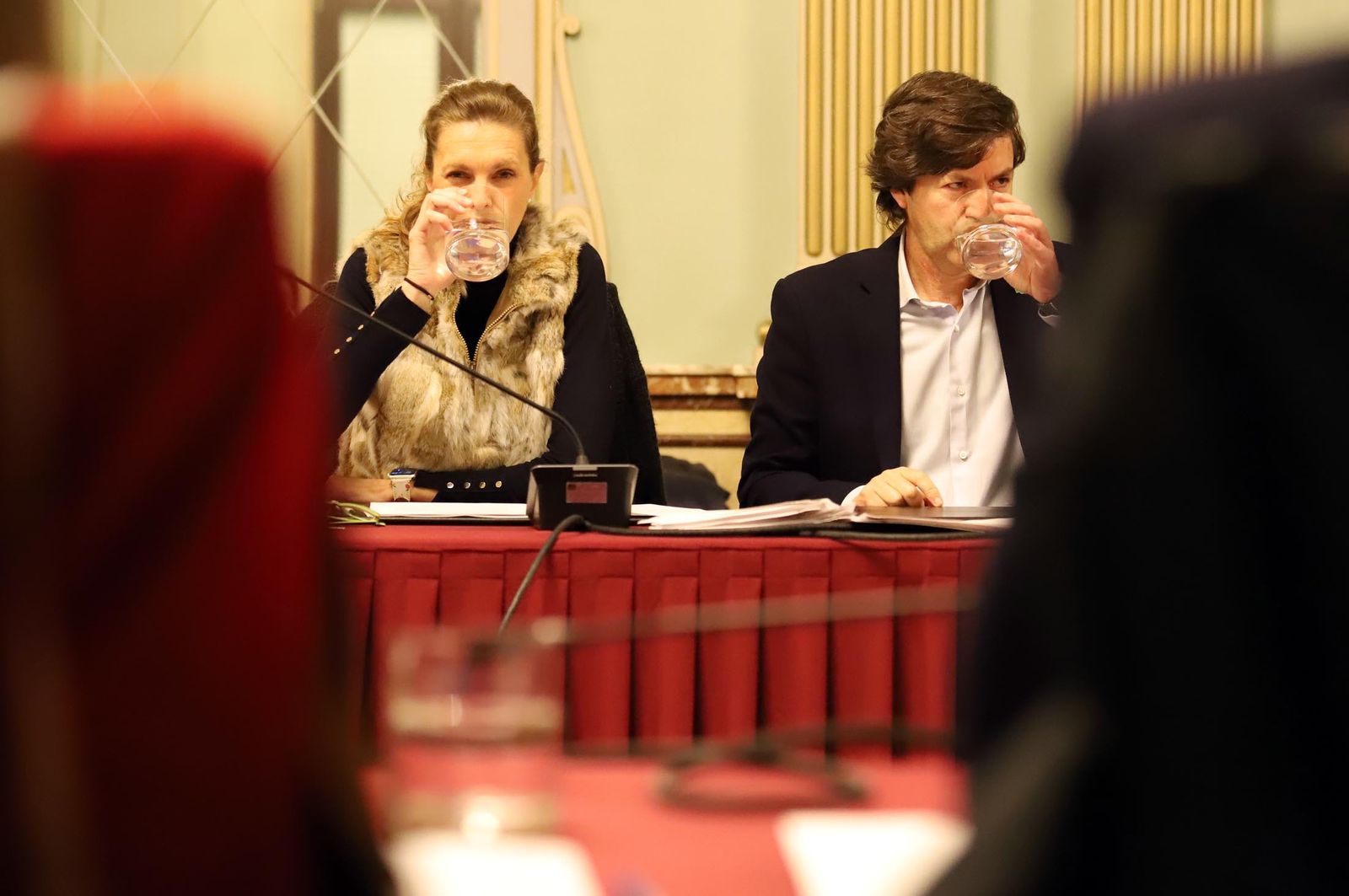 Los dos ediles de Vox, responsables de la moción, beben agua en el pleno.