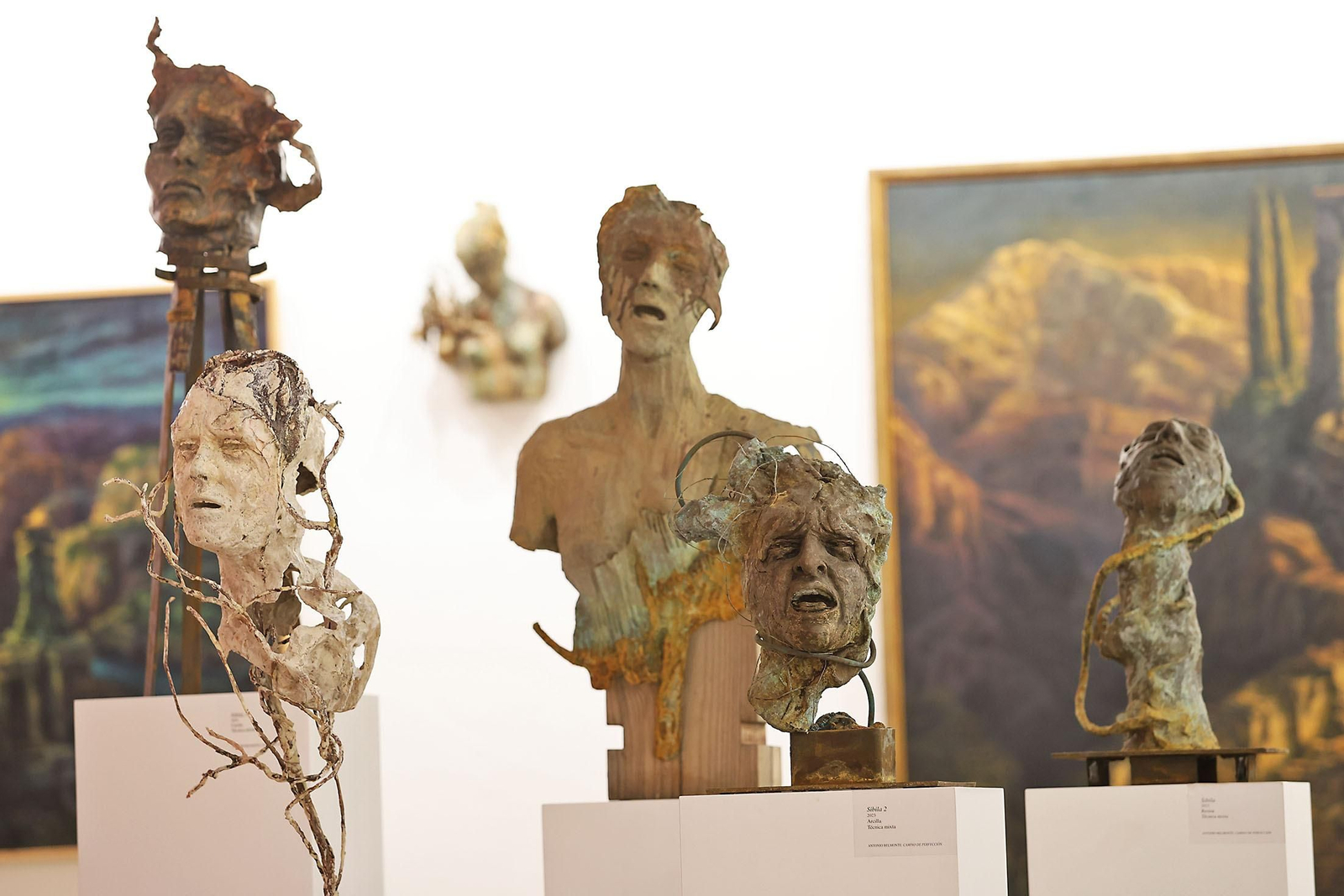 Imágenes de la inauguración de la muestra 'Camino de Perfección' del pintor Antonio Belmonte