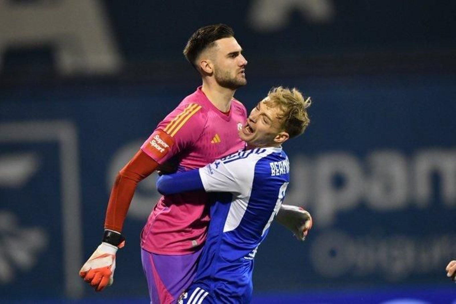 El portero Nevistic es felicitado por sus compañeros tras parar el penalti.