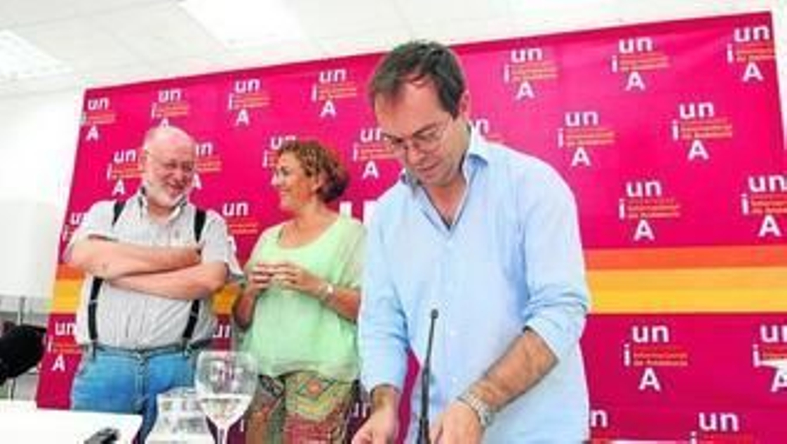 Javier Sierra, en primer término, acompañado por Juan Eslava Galán y Yolanda Pelayo, responsable de la UNIA. Javier Sierra, en primer término, acompañado por Juan Eslava Galán y Yolanda Pelayo, responsable de la UNIA.