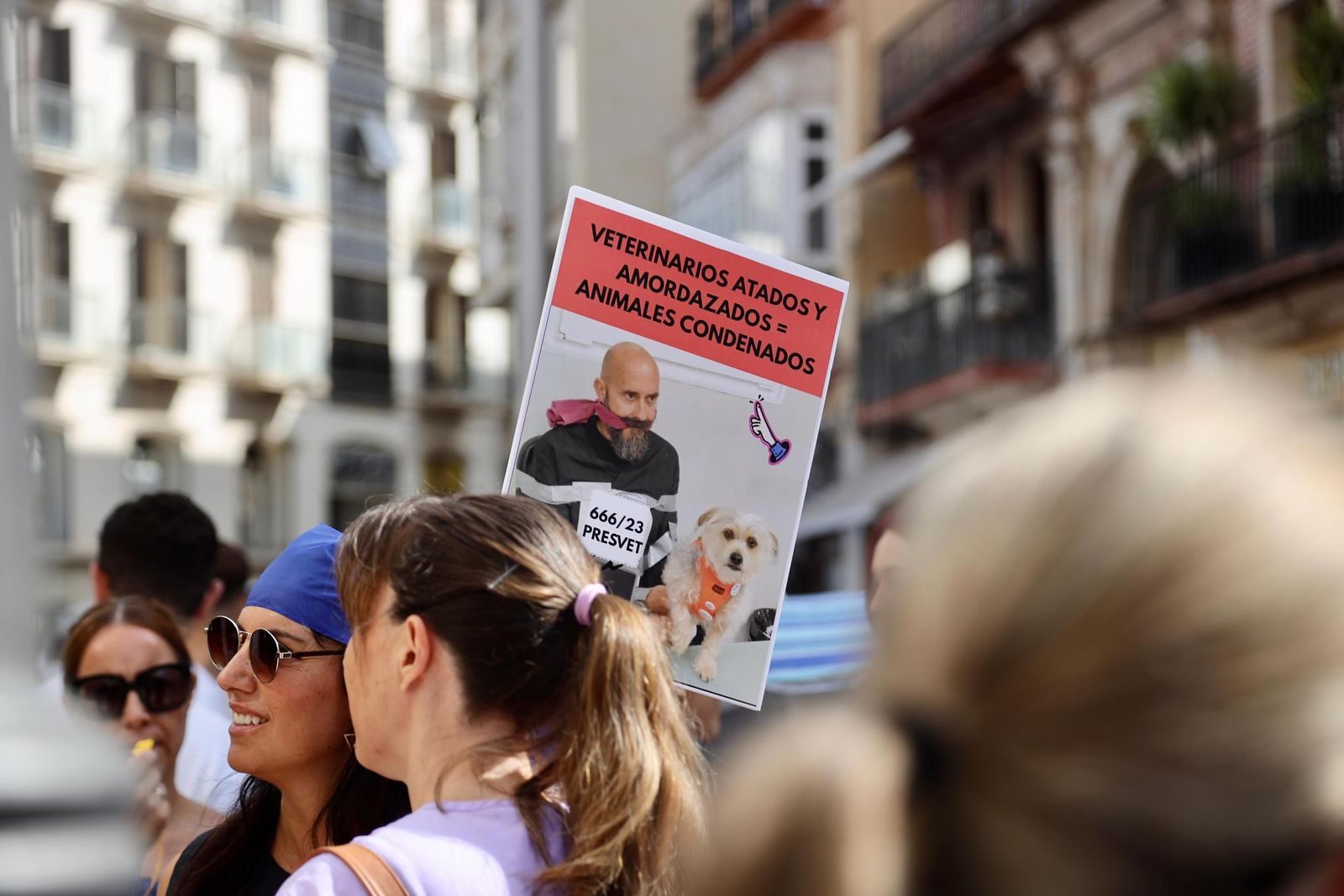 Veterinarios y dueños de mascotas toman calle Larios contra la restricción del uso de medicamentos, en imágenes