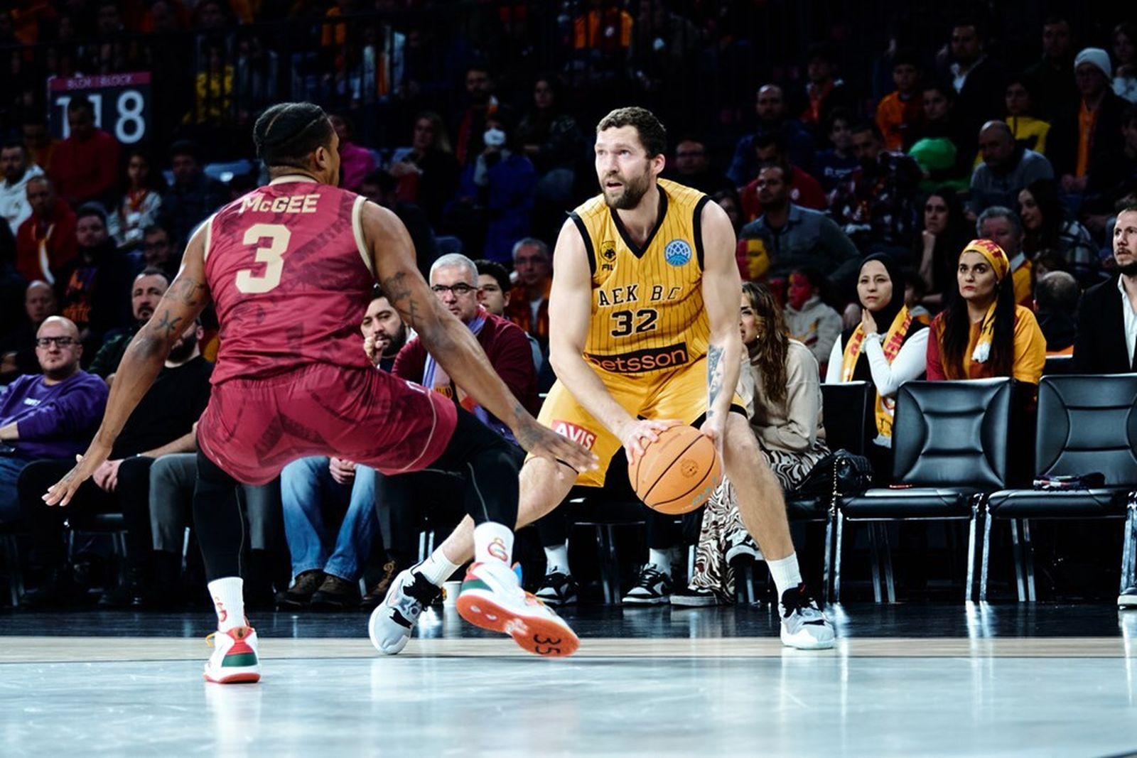 Janis Strelnieks mira el aro.