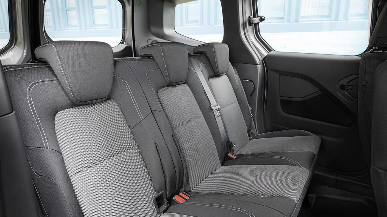 Anchura o altura son excepcionales en el Tourer. La posición elevada de las banquetas respecto al suelo permite aprovechar mejor el espacio longitudinal disponible.