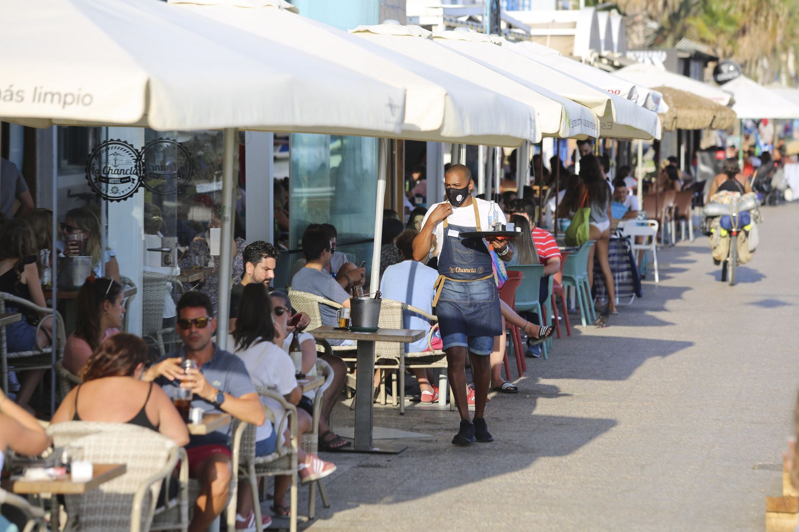 Así se está viviendo el verano del coronavirus en Pedregalejo. Fotos al atardecer