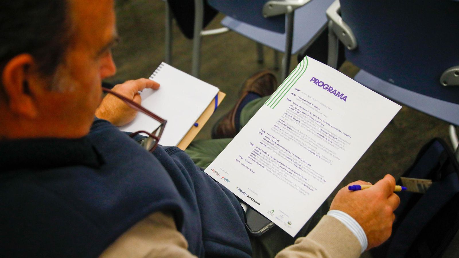 Uno de los asistentes revisa el programa de la jornada.