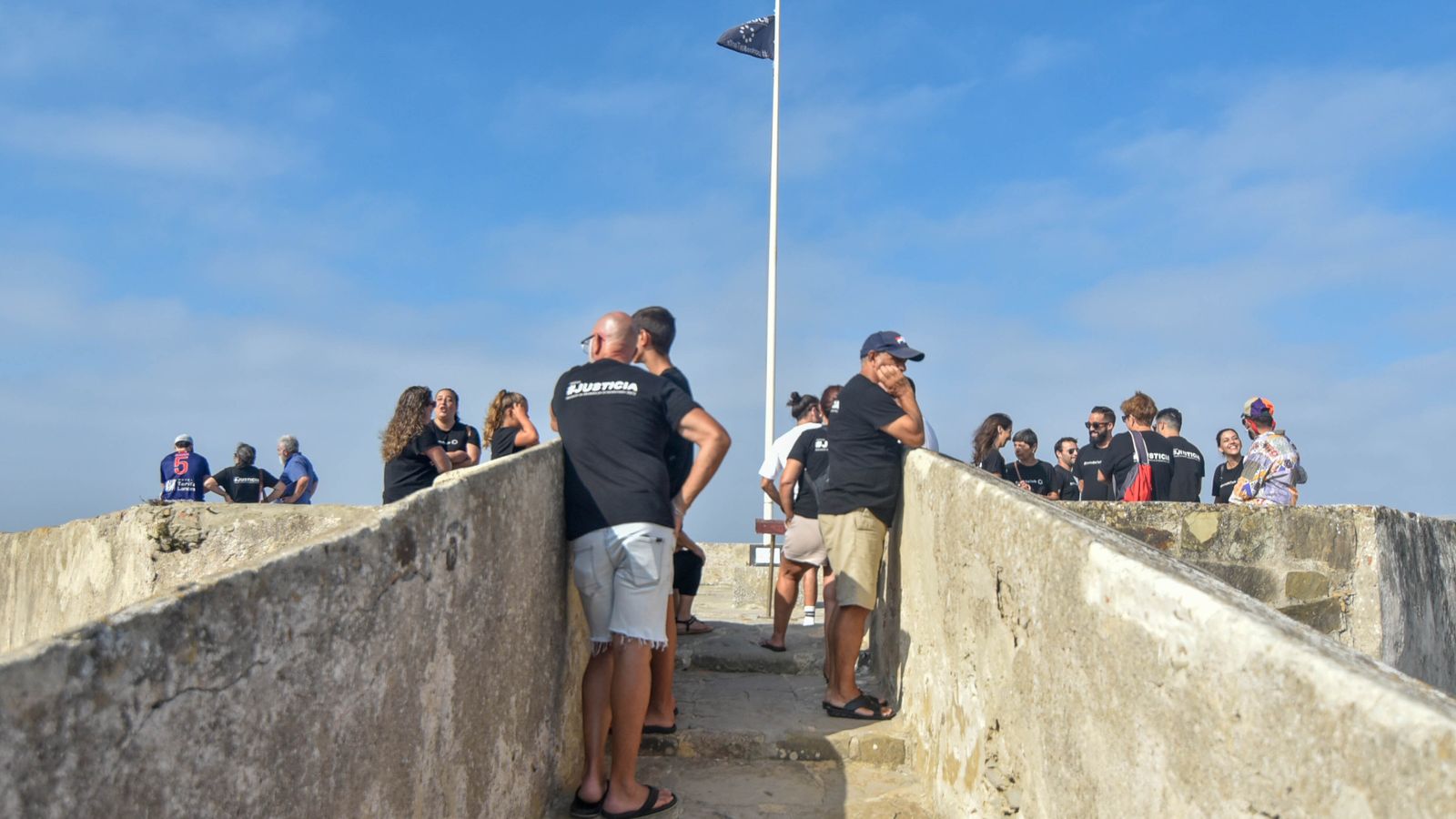 Homenaje a las victimas de la tragedia de 100% Fun Tarifa