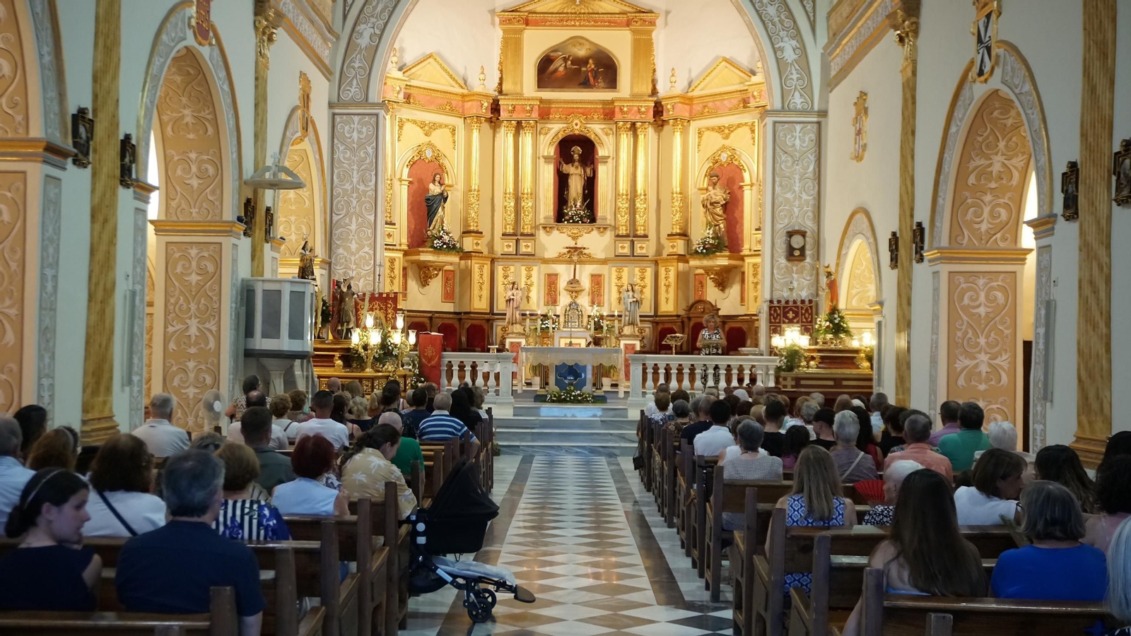 Tras la ofrenda floral y la oración del primer día de triduo se celebró la santa misa en honor a los patronos
