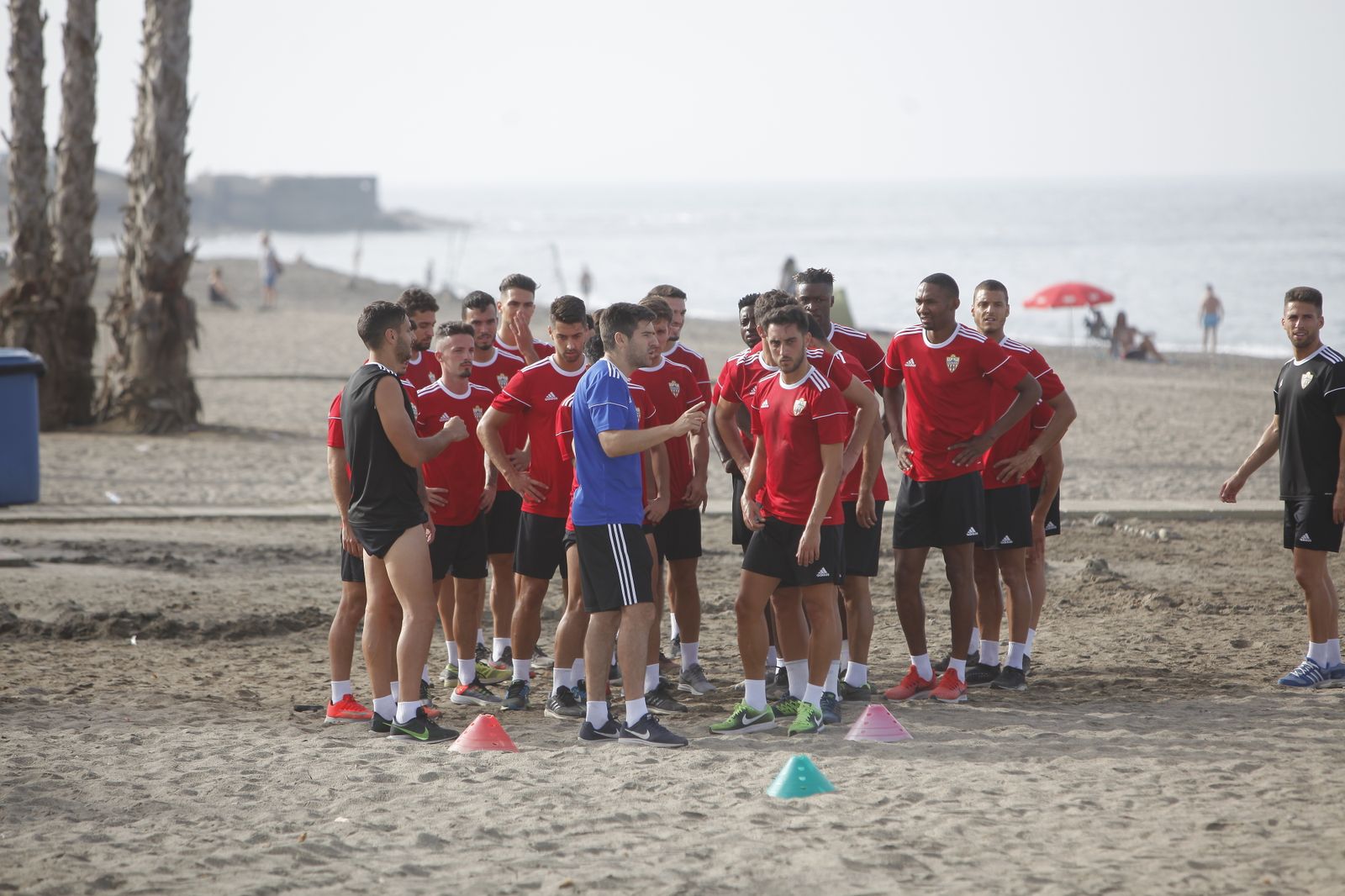 El plantel rojiblanco en la playa de El Zapillo