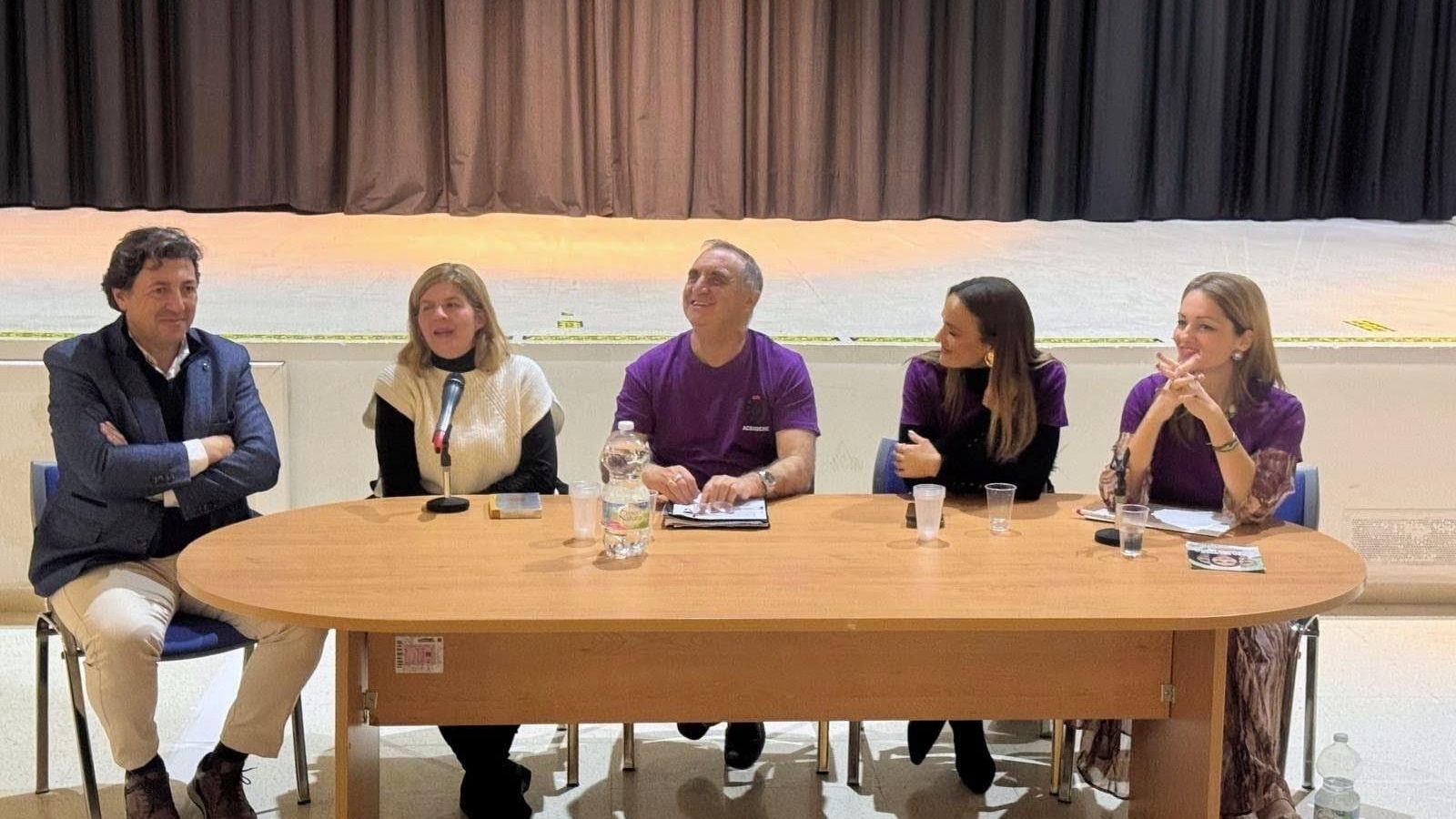 La deportista también ha podido compartir numerosas vivencias con los internos en el salón de actos de la cárcel.