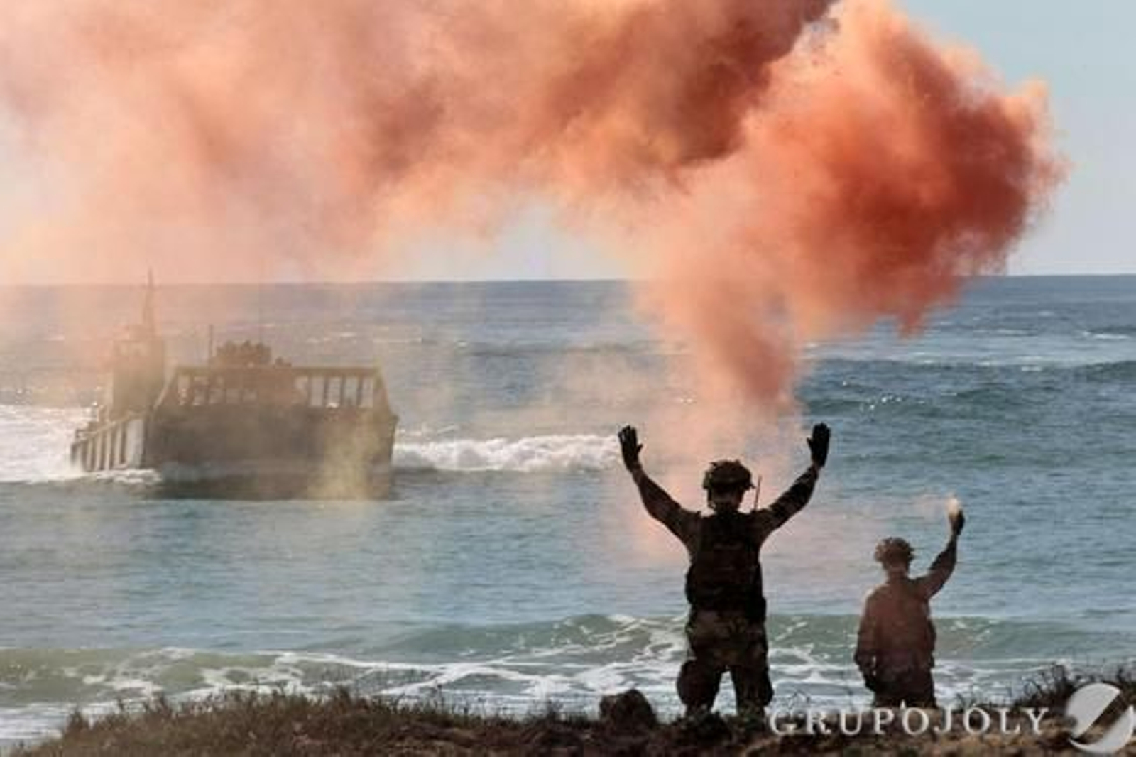 Las Fuerzas Armadas realizan una operación anfibia en El Retín para mostrar su capacidad de evacuación de ciudadanos en zonas de conflicto.

Foto: Fito Carreto