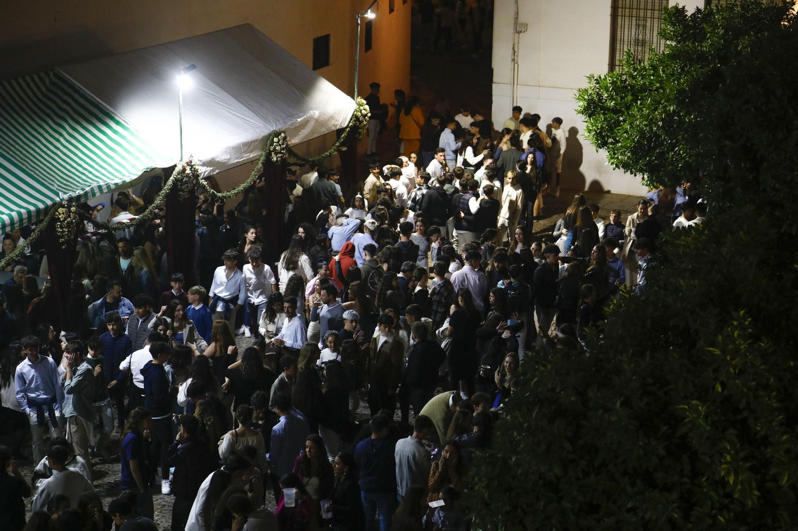 Ambiente de la verbena de la hermandad del Resucitado en Santa Marina