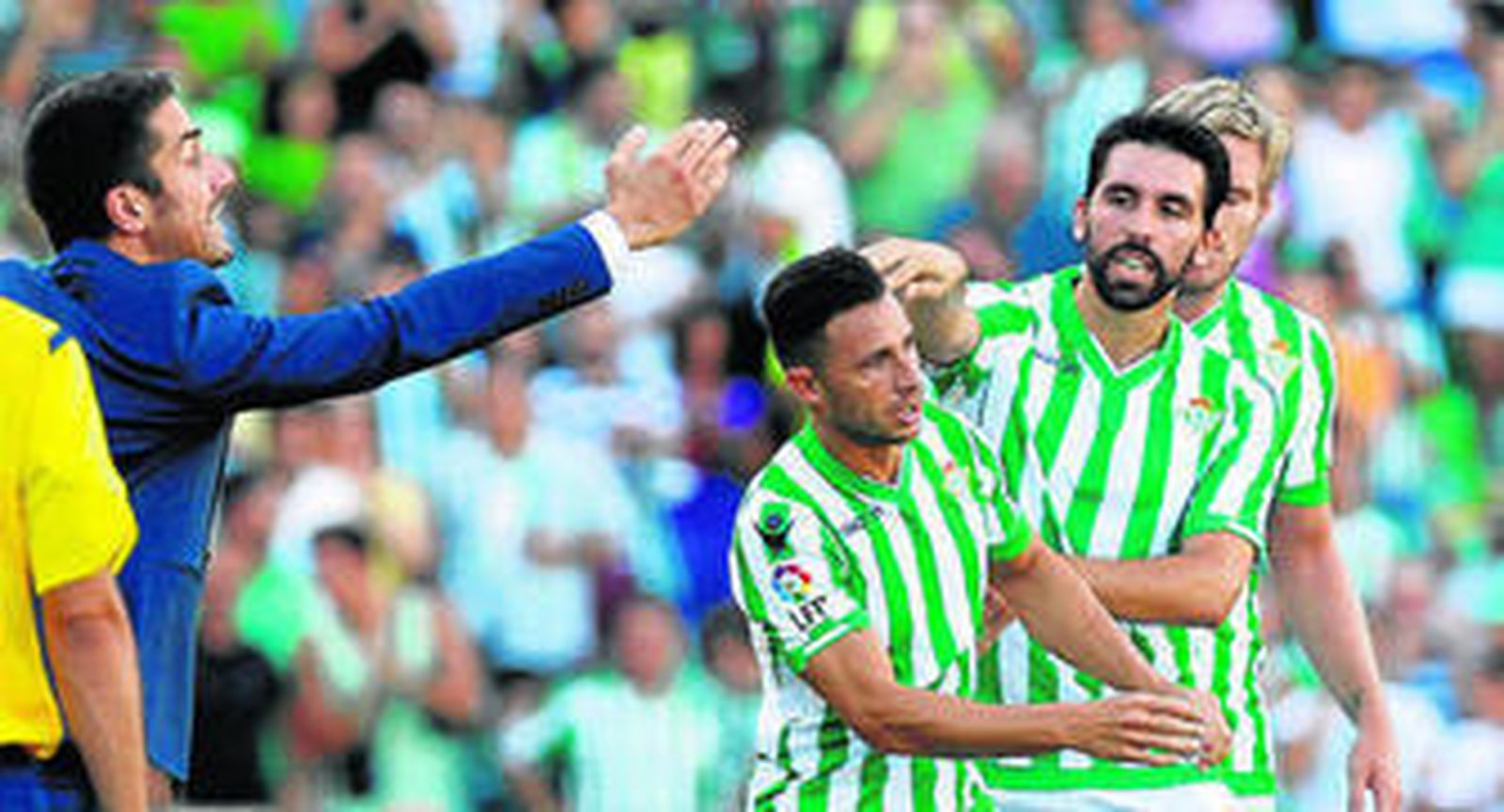 Rubén Castro celebra junto a sus compañeros uno de los goles en la victoria verdiblanca.