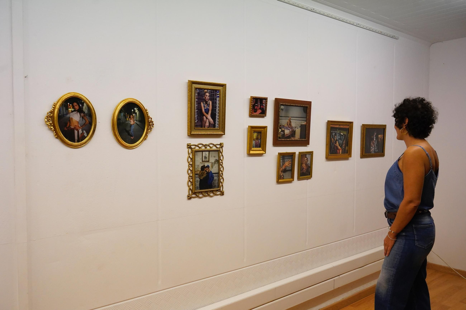 Fotos a Natalia Leiva con su exposición Miénteme, dime que me quieres