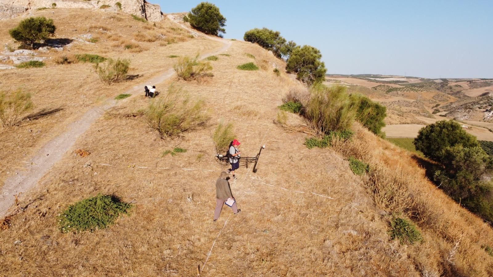 El equipo de la Universidad de Granada realizando las prospecciones con georradar.