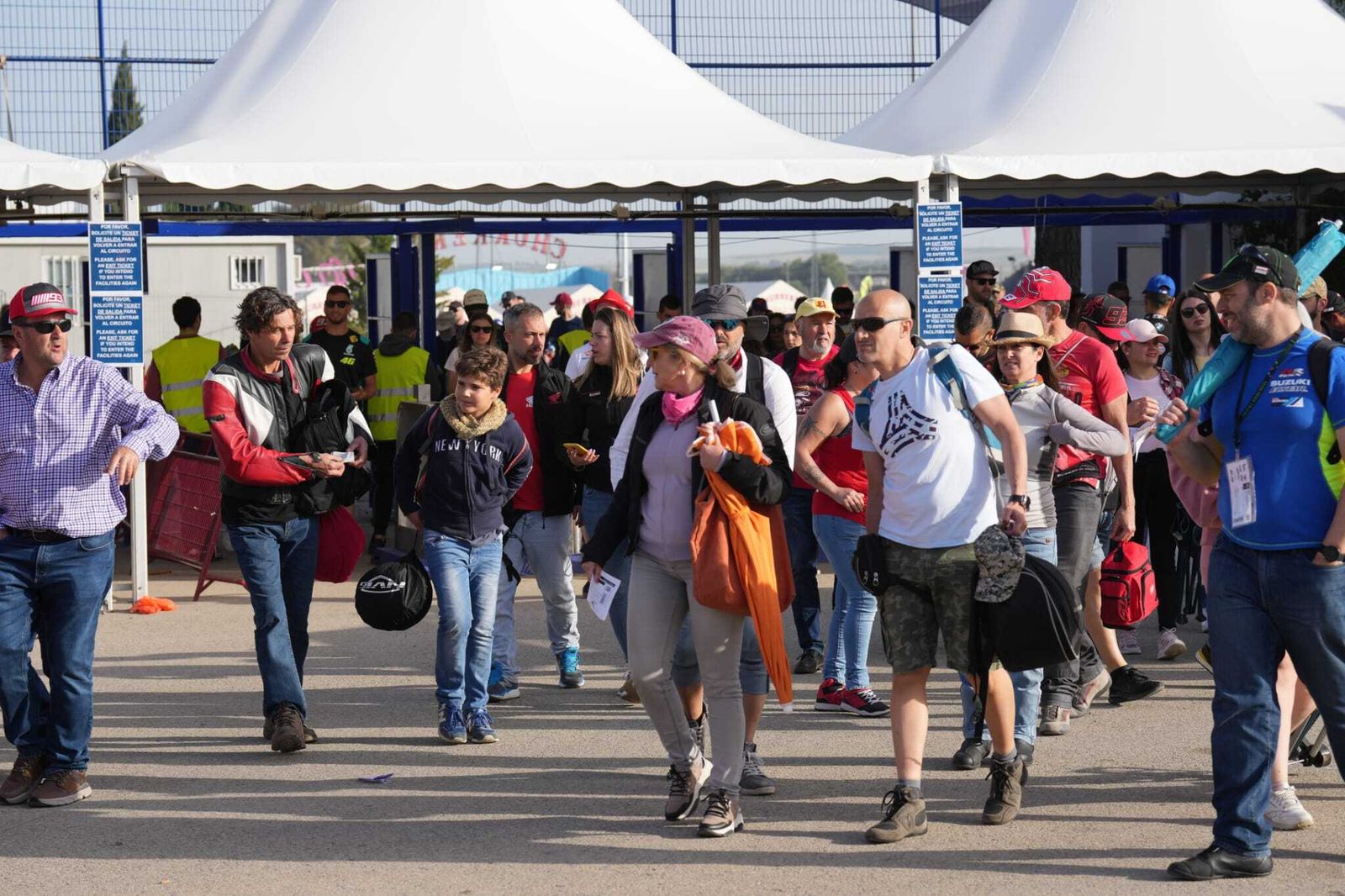 Neveras, cerveza muy fría y sombrillas para combatir al calor en el Gran Premio de España en Jerez
