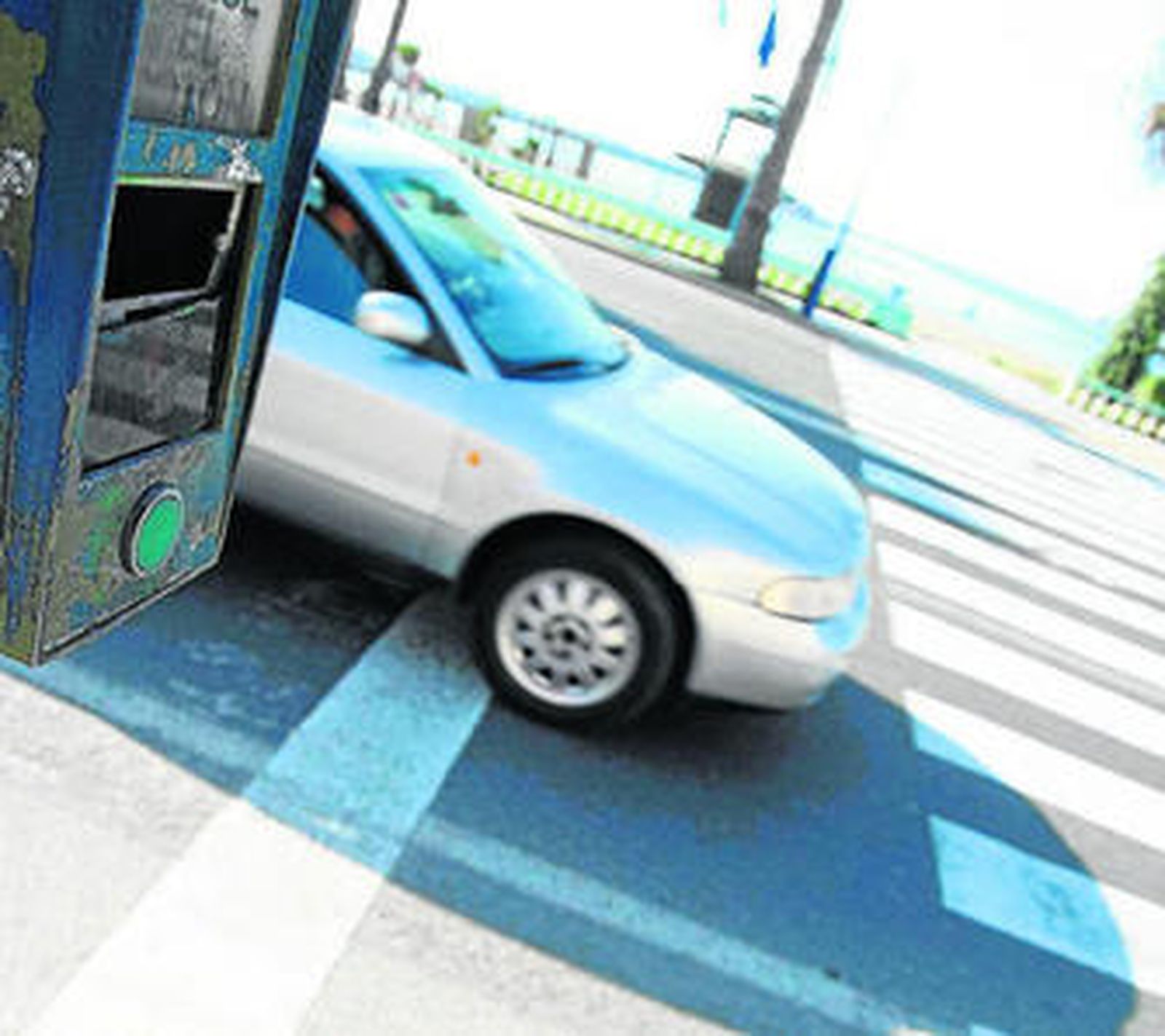 Un vehículo circula por la avenida de España, junto a uno de los semáforos que no funcionan.