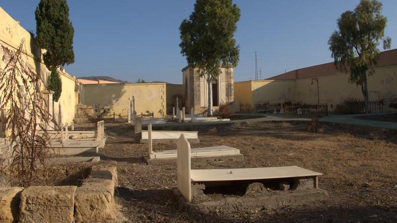 Cementerio británico, bastante menos cuidado que el resto del camposanto.