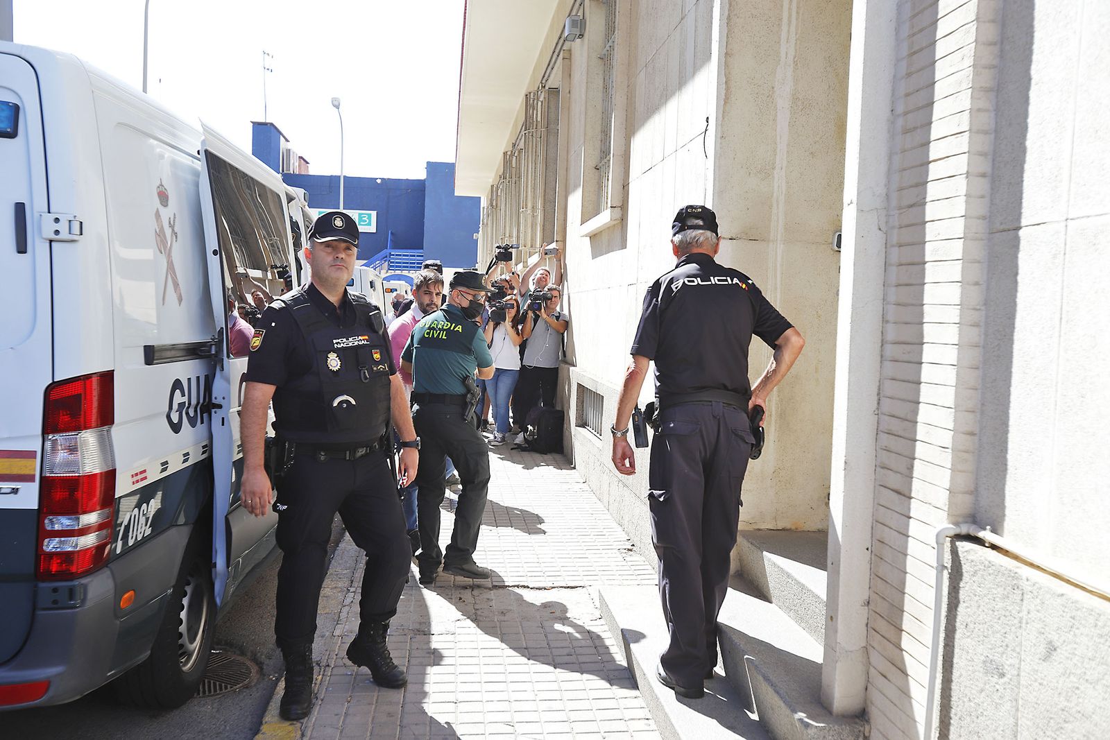 Llegada a los juzgados del detenido por el atropello mortal en Gibraleón
