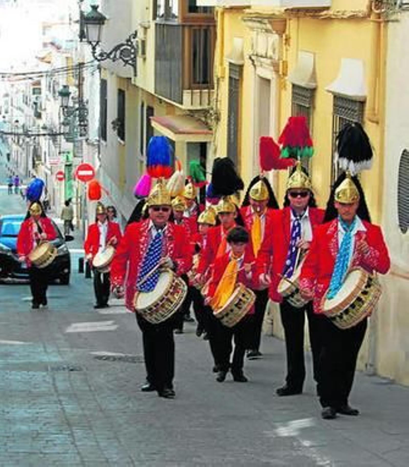Un grupo de judíos echan las cajas.