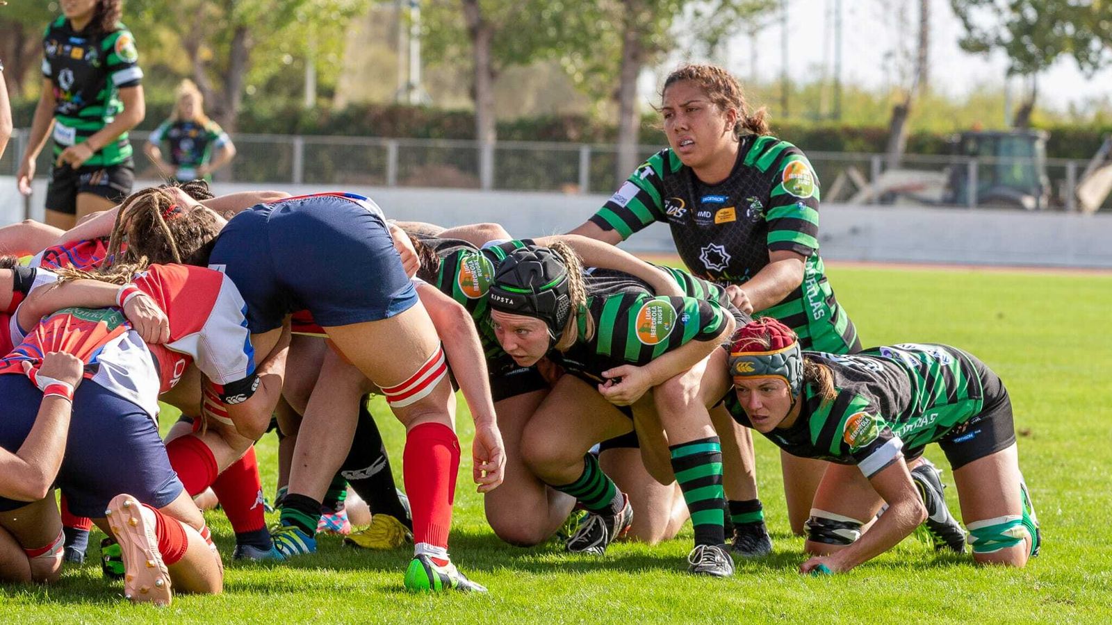 La maestra cervecera en un partido de rugby junto a sus compañeras.