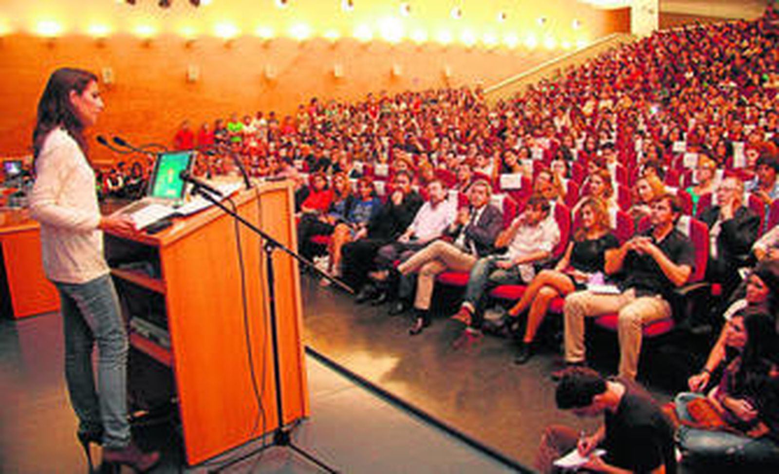 El salón de actos de Comunicación se llenó para escuchar a la periodista, que actualmente trabaja para la CNN.