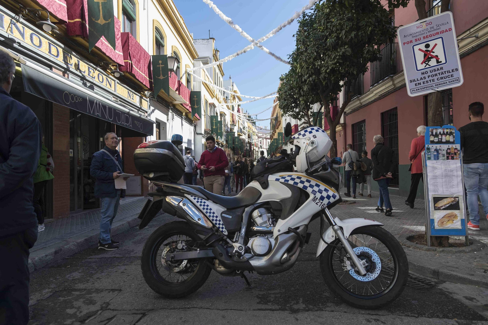 Preparativos para la salida extraordinaria de la Esperanza de Triana