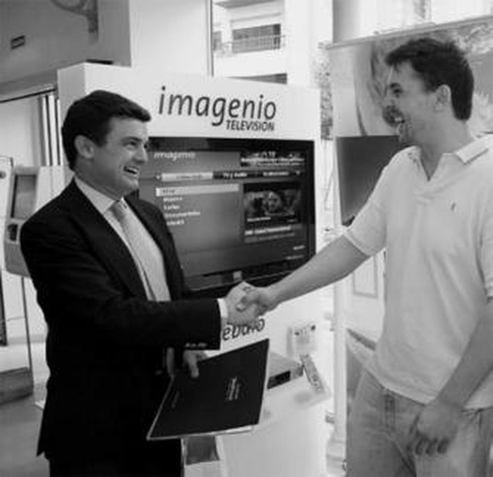 El director territorial de Telefónica,Álvaro Muñoz, junto al premiado.