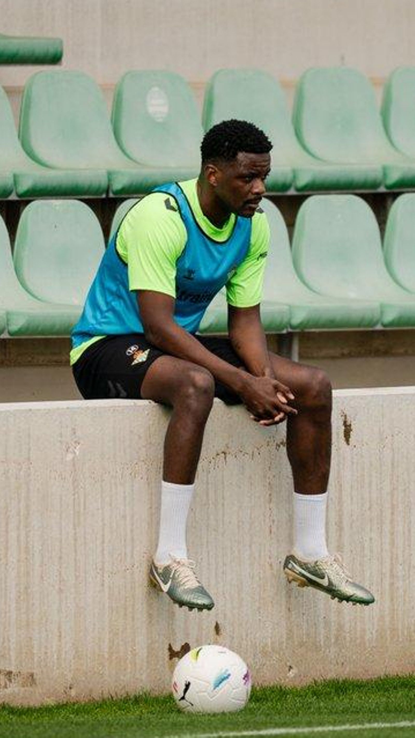 William Carvalho, pensativo tras trabajar en solitario en la ciudad deportiva durante su recuperación.