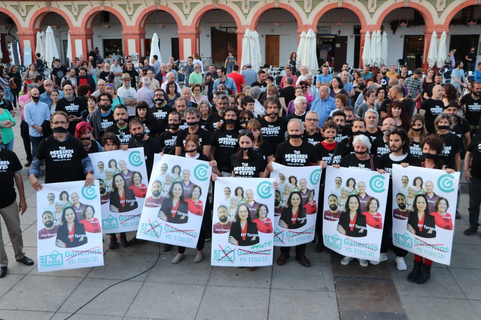Miembros de Ganemos en común, en el acto protesta del inicio de campaña.