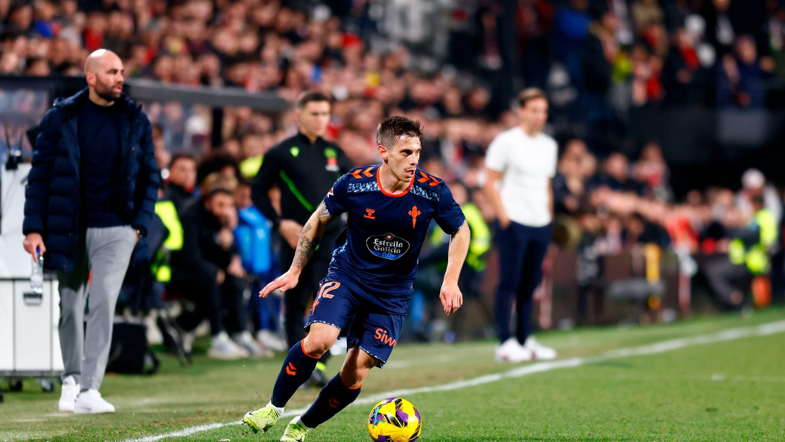 Alfon con el balón en los pies en el encuentro ante el Rayo Vallecano