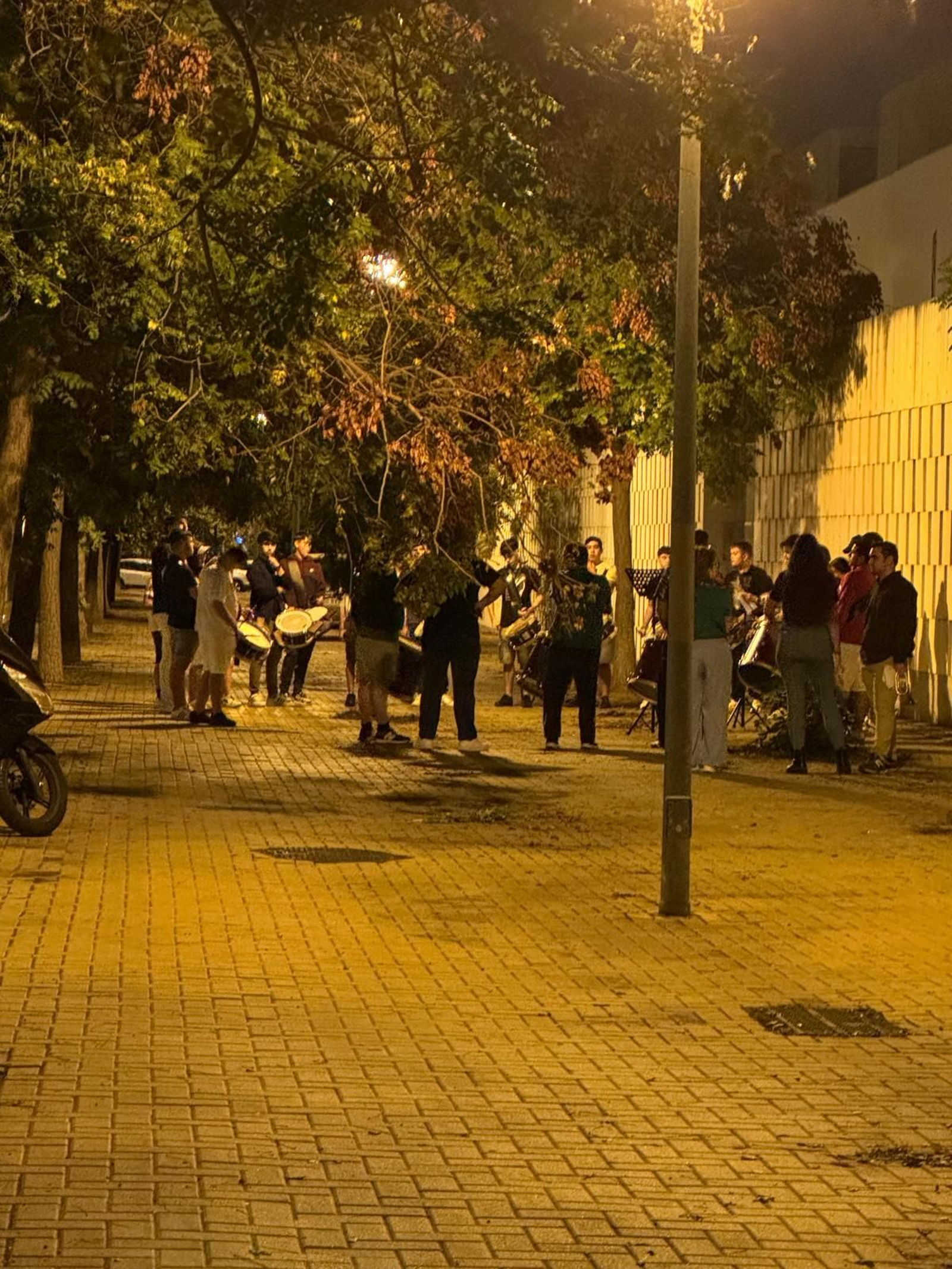 Un grupo de músicos ensaya entre las naves de Arte Sacro.