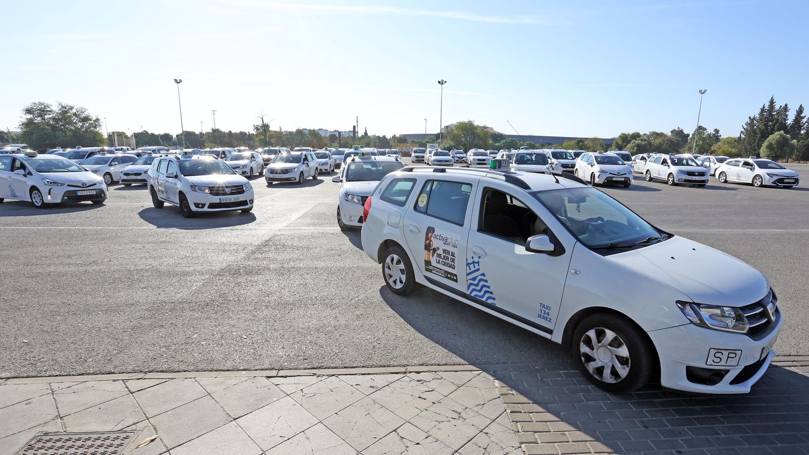 Los taxistas manifestándose por las calles de Jerez