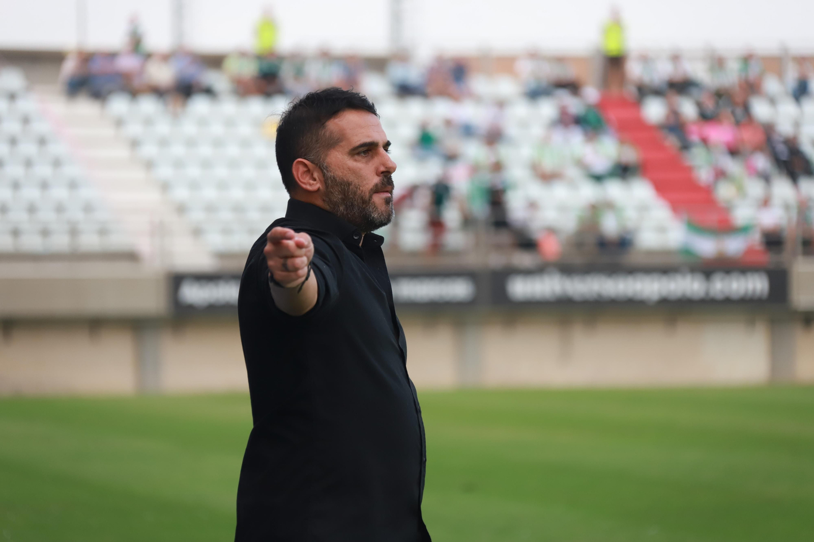 Emilio Fajardo, entrenador del Algeciras, en la banda del Nuevo Mirador