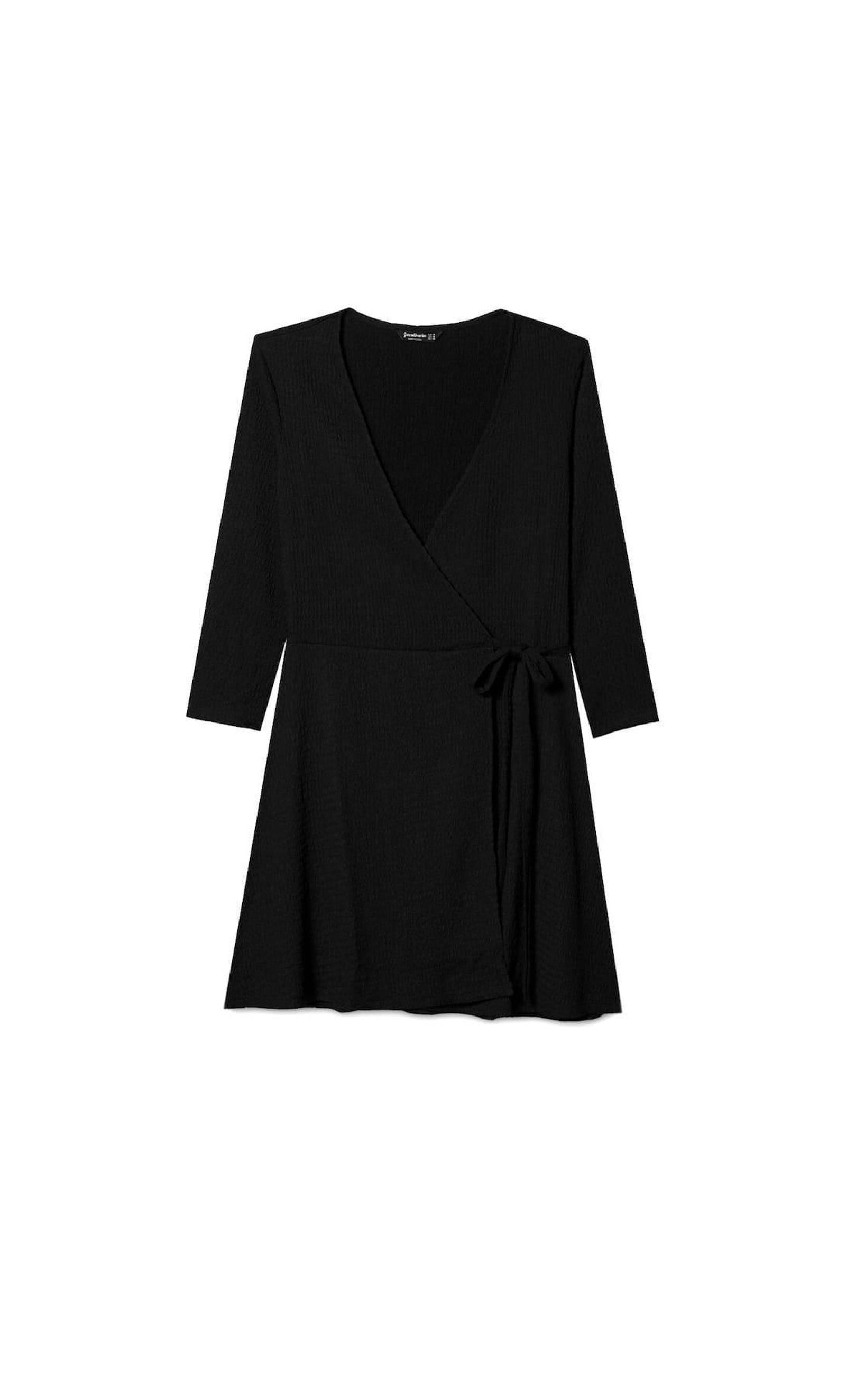 Vestido negro cruzado de Stradivarius.