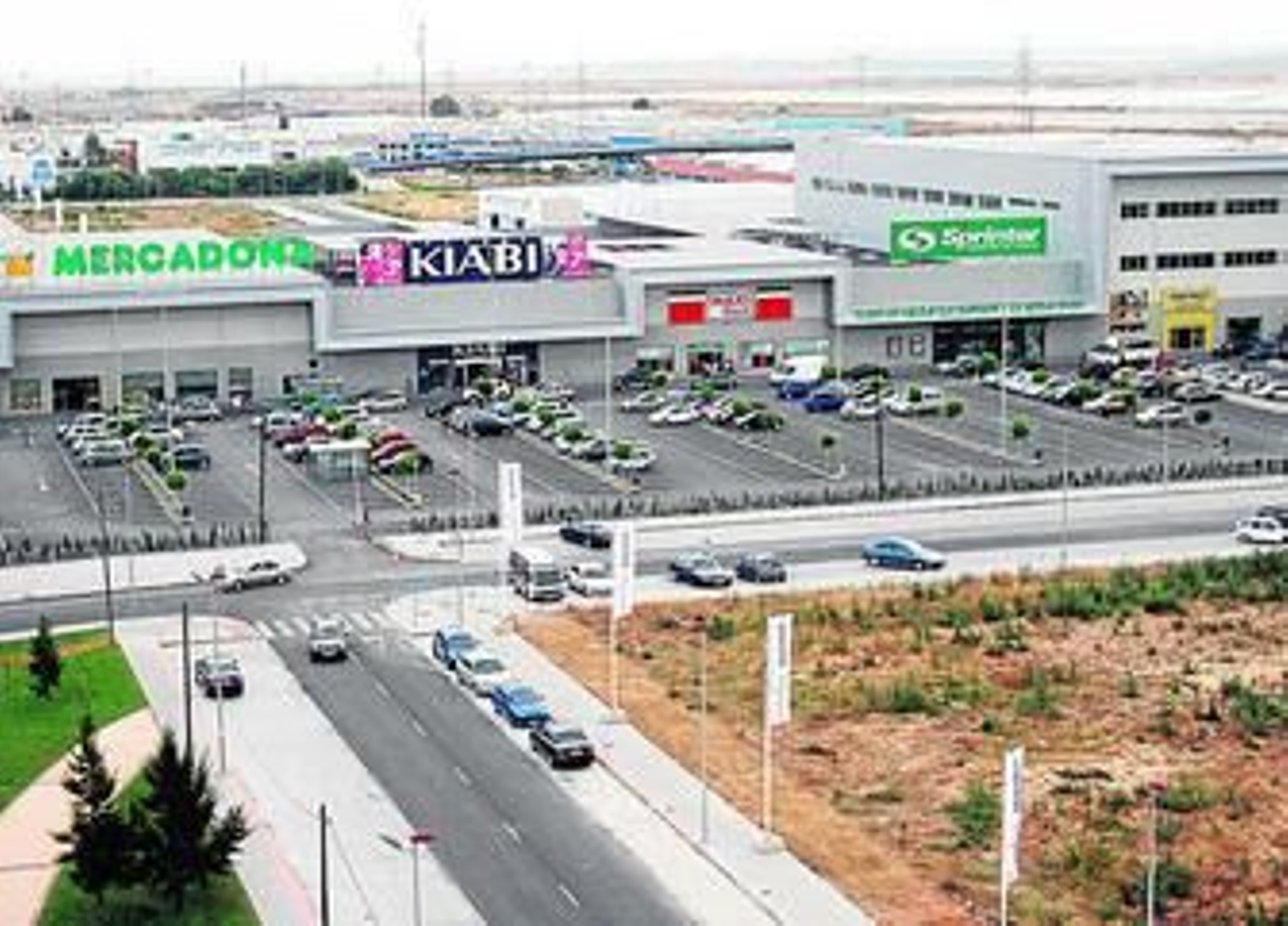 Frente al Parque Comercial de Marismas del Polvorín queda una parcela libre..
