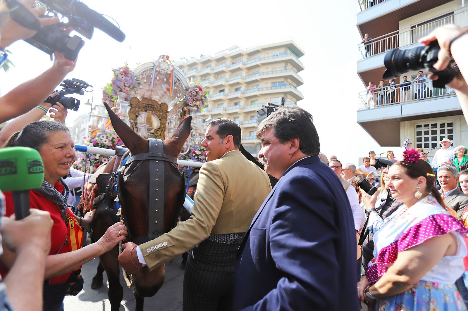 El Rocío 2023: Imágenes de la Hermandad de Emigrantes en su salida de Huelva