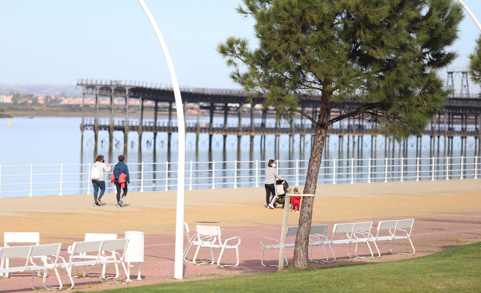 El buen tiempo del sábado llena de onubenses el Paseo de la Ría