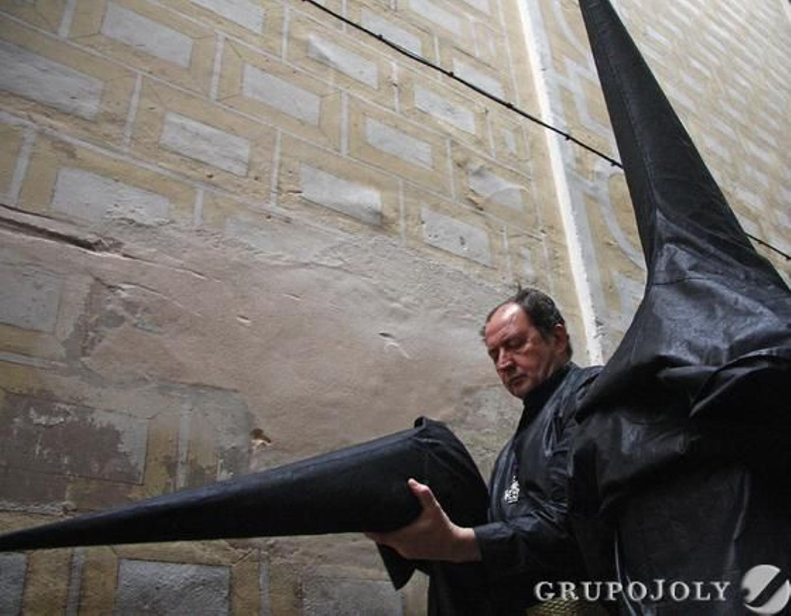 La lluvia cayó con fuerza a la hora de salida de la Hermandad de Santa Cruz que obligó a los hermanos a llegar a la Parroquia con paraguas.

Foto: B.Vargas