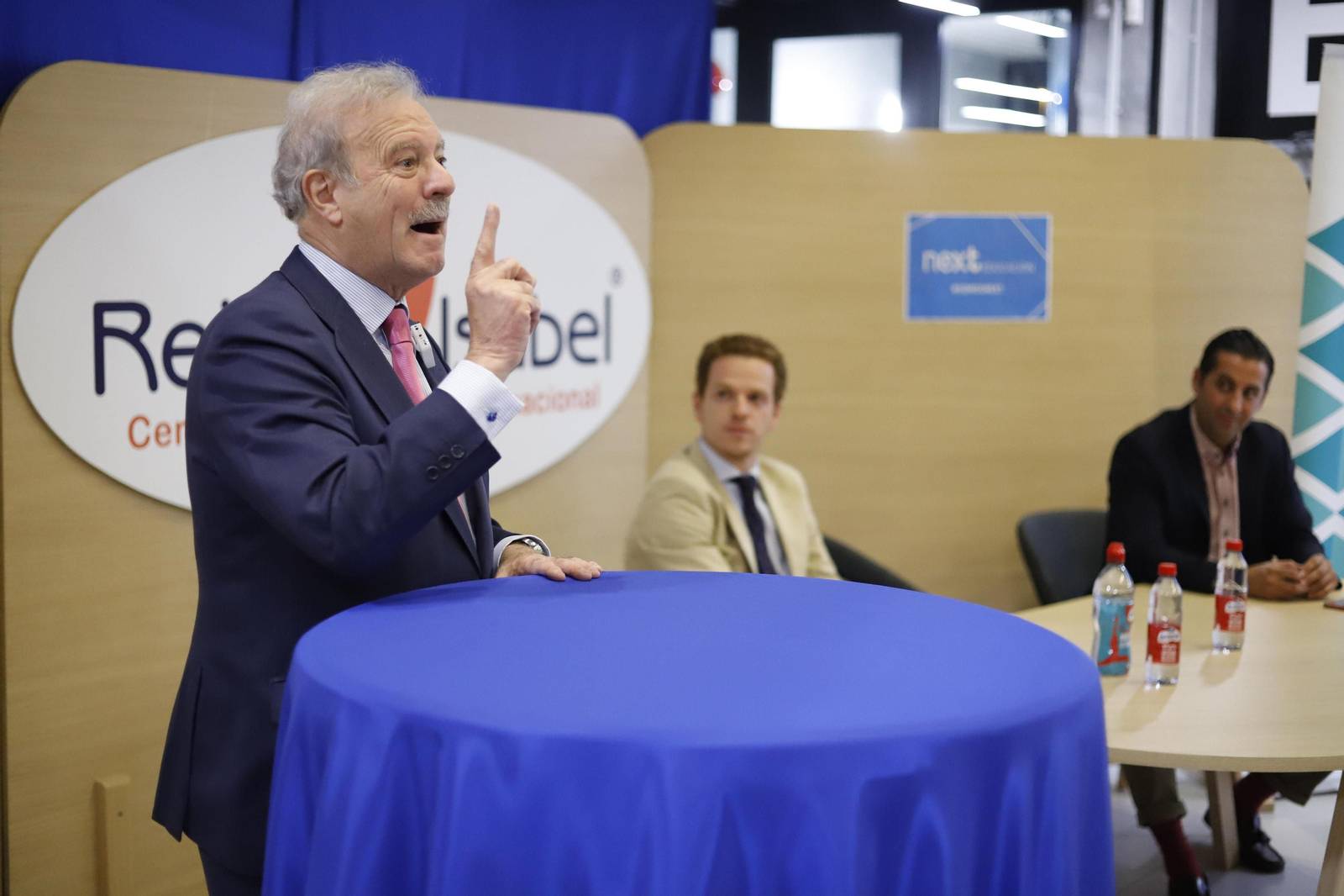 El Dr. Manuel Campo Vidal en la charla que ofreció durante la presentación del Máster.