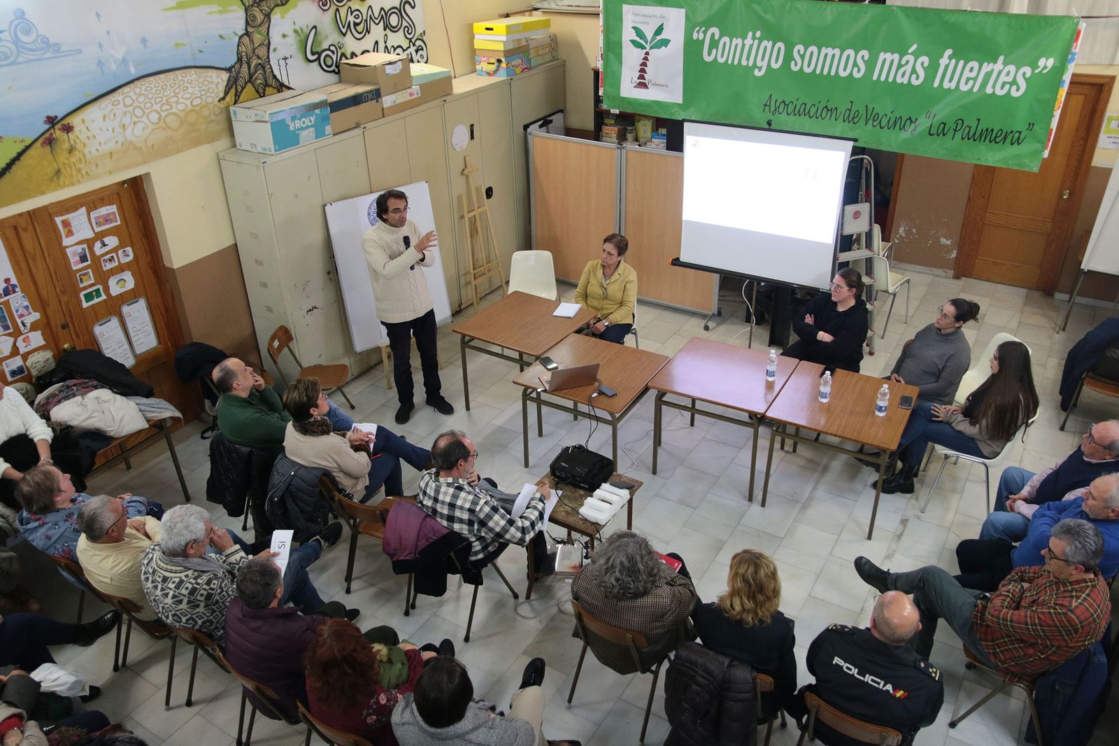 El investigador de la Universidad de Almería expone a los vecinos el resultado del estudio sociológico.