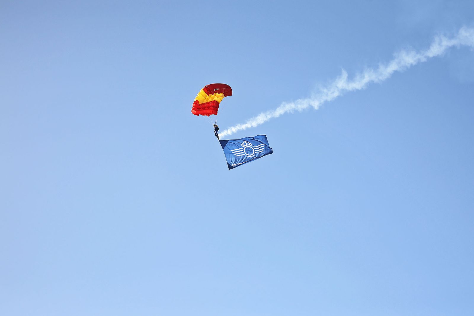 Fotografías de la exhibición aérea de la Patrulla Acrobática de Paracaidismo del Ejército del Aire 'Papea' y de la Patrulla Acrobática de Helicópteros 'ASPA'  en los actos de homenaje al centenario del Plus Ultra presidido por S.M. el Rey Felipe VI