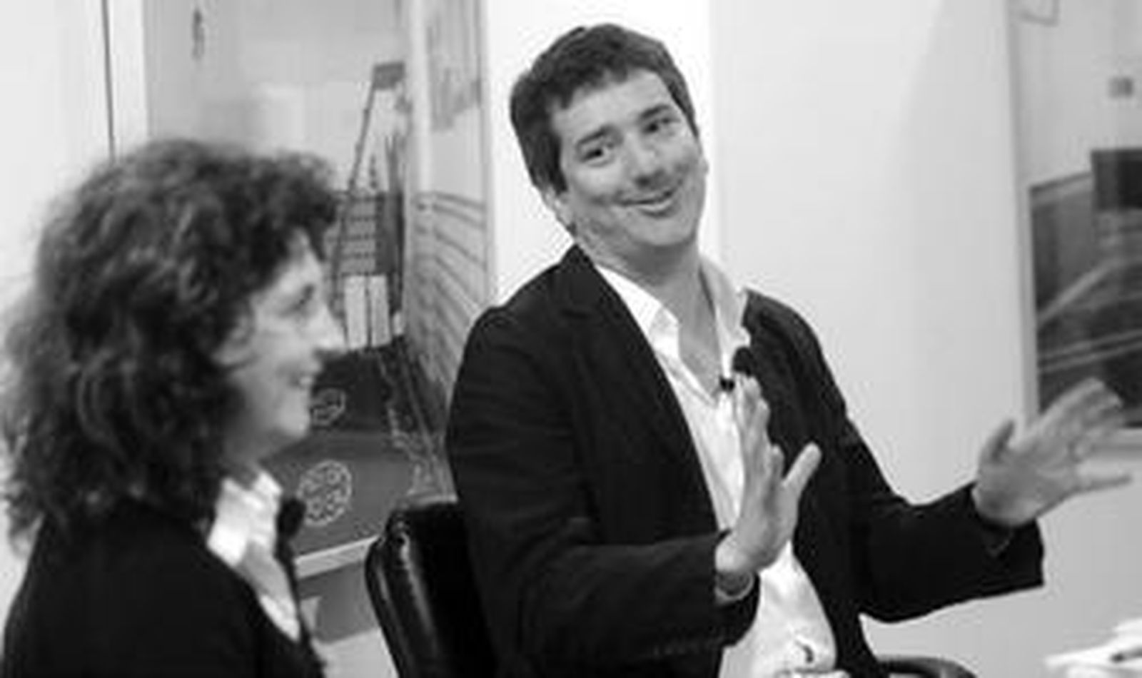 El escritor Santiago Roncagliolo bromea con su presentadora, la periodista Michel Santiago del Pino.