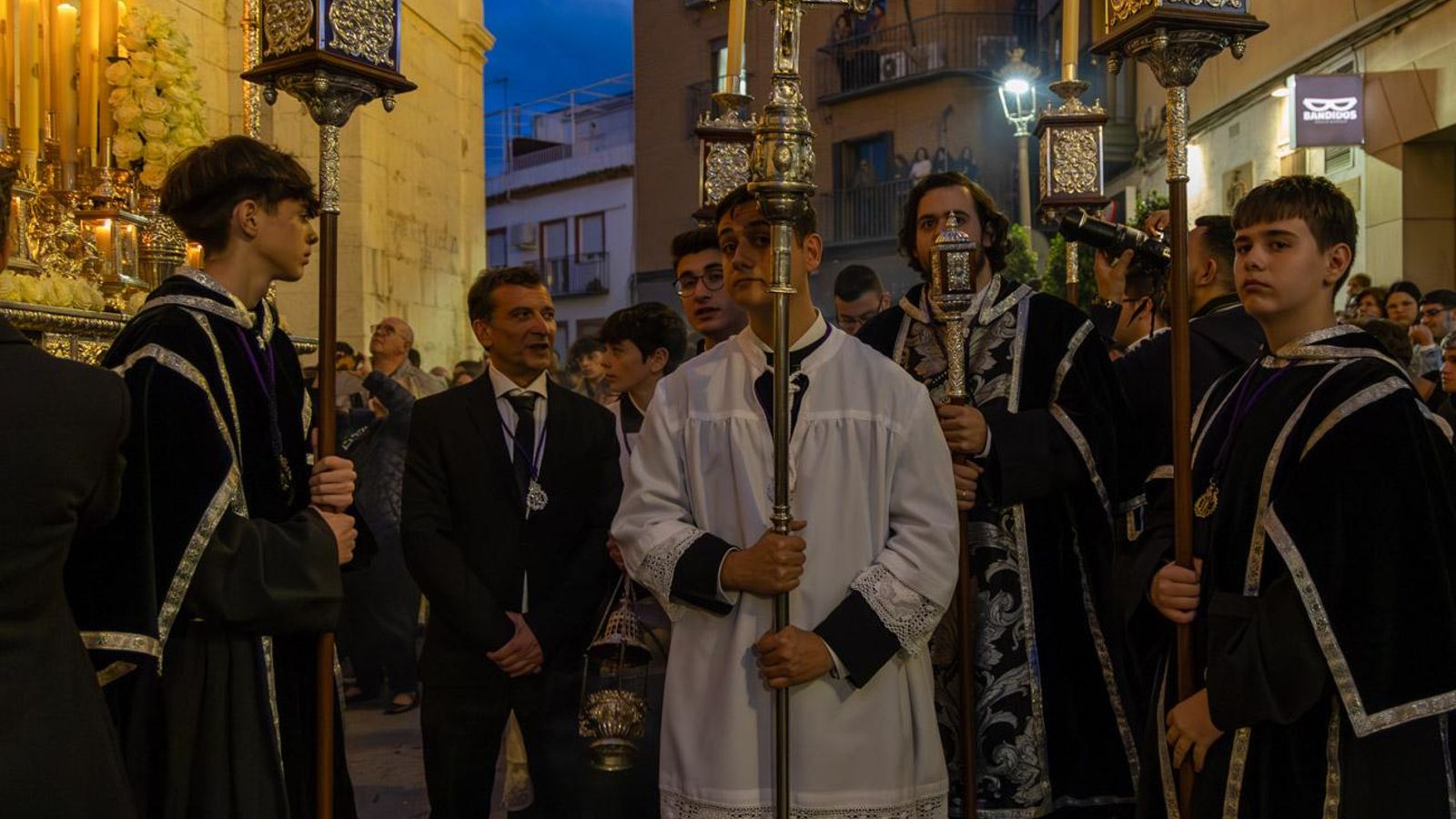Luto y duelo en la noche del Viernes Santo, en imágenes